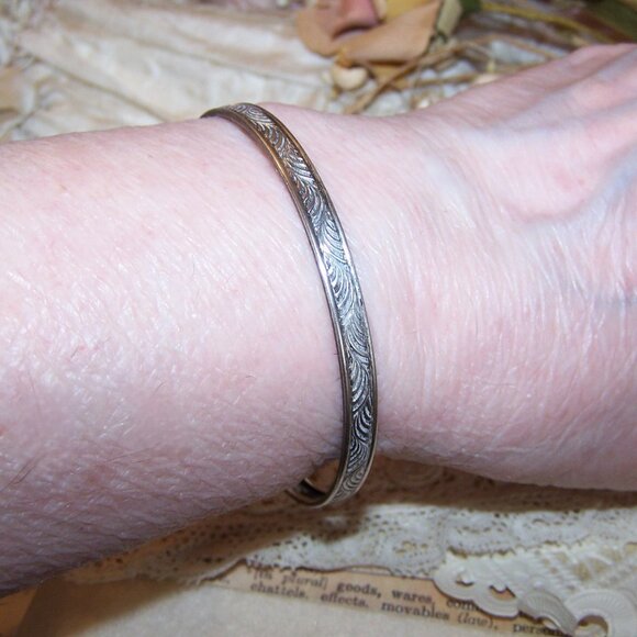 Art Deco Sterling Silver 3/16" Bangle Bracelet - Curled Leaf Design - Picture 2 of 6